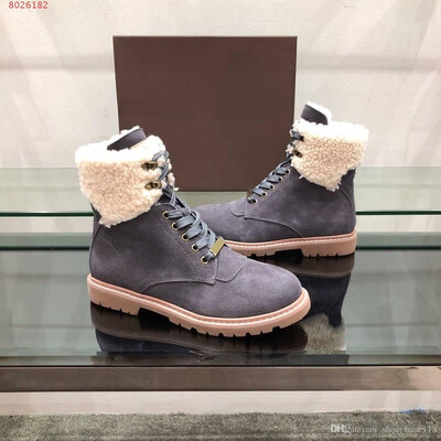 Luxury shoes Imported top leather goods Imported wool lined with comfortable warm womens fashionable woolen boots
Luxury shoes Imported top leather goods Imported wool lined with comfortable warm womens fashionable woolen boots