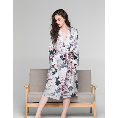 New silk home service printing gown silk bathrobe long section female waist has a texture
New silk home service printing gown silk bathrobe long section female waist has a texture