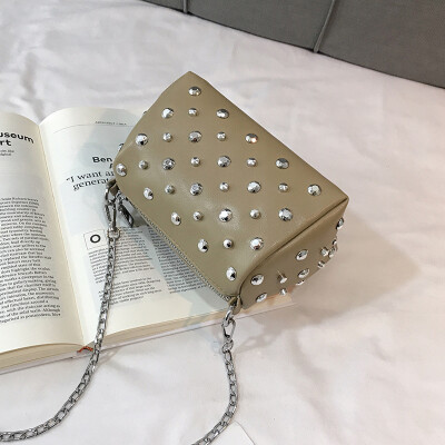 2019 new casual wild Messenger bag female Korean fashion temperament chain bag personality cool cool rivet shoulder bag
2019 new casual wild Messenger bag female Korean fashion temperament chain bag personality cool cool rivet shoulder bag