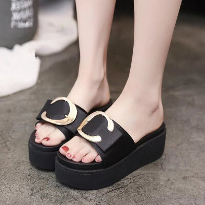 Ladies wearing sandals for shopping outside Xia Baitao Korean version of student muffin with thick sole&one-word slippers with
Ladies wearing sandals for shopping outside Xia Baitao Korean version of student muffin with thick sole&one-word slippers with