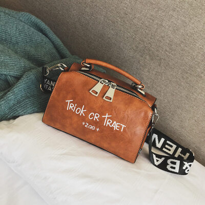 Women Shoulder Messenger Bag Boston Handbag Fashion Letter Printing Halloween Tote Bags Wide Strap Crossbody Bag for Women Sac
Women Shoulder Messenger Bag Boston Handbag Fashion Letter Printing Halloween Tote Bags Wide Strap Crossbody Bag for Women Sac