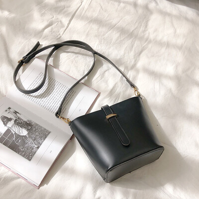 Qiao Bani 2019 new South Korea ins fashion simple solid color pumping bucket bag shoulder diagonal trend handbags
Qiao Bani 2019 new South Korea ins fashion simple solid color pumping bucket bag shoulder diagonal trend handbags