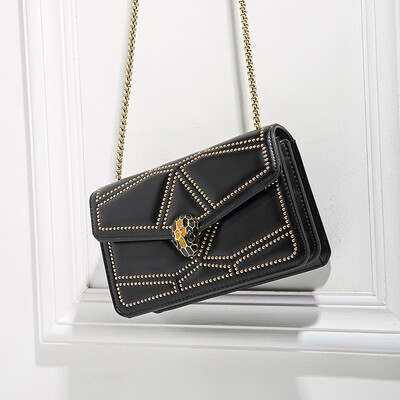 Leather bag female 2019 new retro snake head bag chain bag female leather small square bag shoulder Messenger bag
Leather bag female 2019 new retro snake head bag chain bag female leather small square bag shoulder Messenger bag