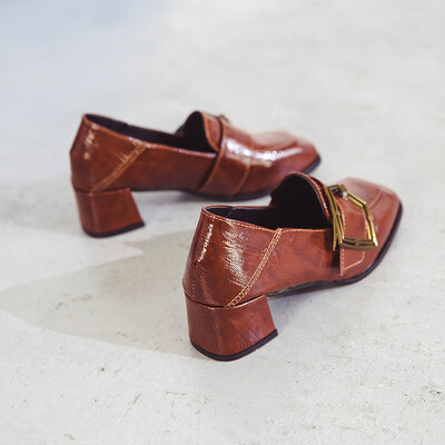 Shoe women 2019 new spring Joker retro square head net red high-heeled small shoes Korean students thick documentary shoes
Shoe women 2019 new spring Joker retro square head net red high-heeled small shoes Korean students thick documentary shoes