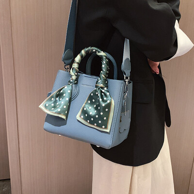 New lady bag 2019 autumn Korean version of the new commuter wind portable ribbon elegant trapezoidal shoulder Messenger bag
New lady bag 2019 autumn Korean version of the new commuter wind portable ribbon elegant trapezoidal shoulder Messenger bag
