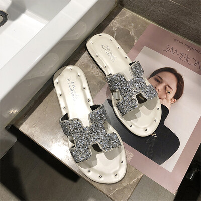 H slippers women summer wear flat bottom rhinestone rivets drag anti-slip soft sister wind chic beach shoes Korean version
H slippers women summer wear flat bottom rhinestone rivets drag anti-slip soft sister wind chic beach shoes Korean version