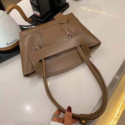 On the new large bag women 2019 new stylish texture shoulder bag Joker leisure large capacity handbags
On the new large bag women 2019 new stylish texture shoulder bag Joker leisure large capacity handbags