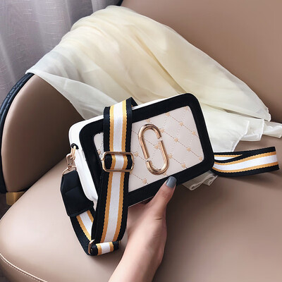 2019 new fashion simple wild broadband small square bag chic heart-shaped embroidery thread rhombic color contrast shoulder Messenger bag
2019 new fashion simple wild broadband small square bag chic heart-shaped embroidery thread rhombic color contrast shoulder Messenger bag