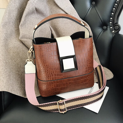 Hong Kong wind broadband crocodile pattern bucket bag 2019 new European&American fashion shoulder slung texture portable women
Hong Kong wind broadband crocodile pattern bucket bag 2019 new European&American fashion shoulder slung texture portable women