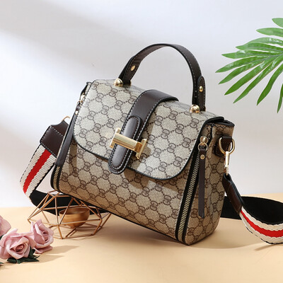 Summer womens fashion Korean ins super-fire womens hand-held single-shoulder single-shoulder small square bag
Summer womens fashion Korean ins super-fire womens hand-held single-shoulder single-shoulder small square bag