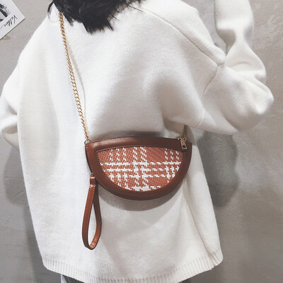 Korean version of the bag female bag new 2019 foreign gas network red woven saddle bag personality wild casual shoulder Messenger bag
Korean version of the bag female bag new 2019 foreign gas network red woven saddle bag personality wild casual shoulder Messenger bag