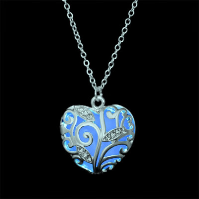 Heart Shape Hollow Pendant Glowing in the Dark Necklace For Women Crystal Luminous Necklace Jewelry Wholesale Christmas Gifts
Heart Shape Hollow Pendant Glowing in the Dark Necklace For Women Crystal Luminous Necklace Jewelry Wholesale Christmas Gifts