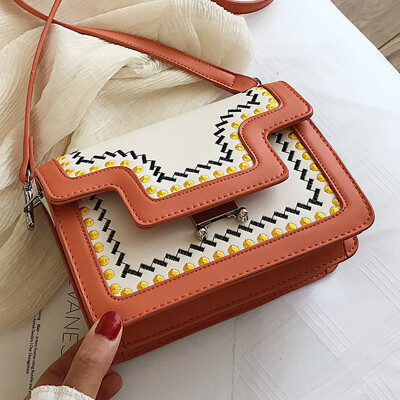 Korean female 2019 new foreign style chain shoulder small square bag summer fashion embroidery line Joker Messenger bag
Korean female 2019 new foreign style chain shoulder small square bag summer fashion embroidery line Joker Messenger bag