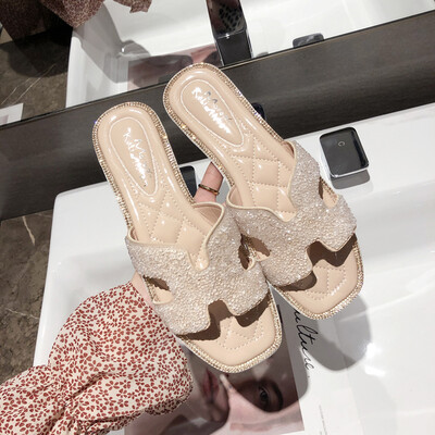 Korean version of Baitao diamond H slippers for women wearing simple flat-soled recreational slippers outside the ins harbour in s
Korean version of Baitao diamond H slippers for women wearing simple flat-soled recreational slippers outside the ins harbour in s