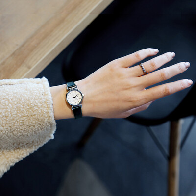 Ins Han Feng chic simple Korean retro art watch female middle school students casual atmosphere quality college wind waterproof
Ins Han Feng chic simple Korean retro art watch female middle school students casual atmosphere quality college wind waterproof