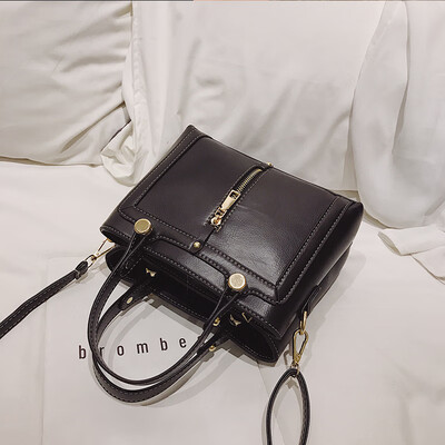 Ins small bag female chic retro simple wild 2019 new wave Korean version of the slung shoulder portable small square bag
Ins small bag female chic retro simple wild 2019 new wave Korean version of the slung shoulder portable small square bag