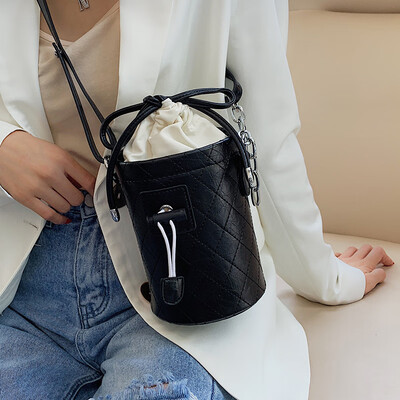 Small fragrance rhombic chain bag female 2019 new Korean version of the fashion senior sense of the ocean shoulder shoulder bucket bucket bag
Small fragrance rhombic chain bag female 2019 new Korean version of the fashion senior sense of the ocean shoulder shoulder bucket bucket bag
