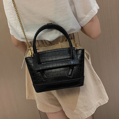 Retro bat underarm bag 2019 autumn new Korean fashion versatile shoulder bag large capacity handbag
Retro bat underarm bag 2019 autumn new Korean fashion versatile shoulder bag large capacity handbag