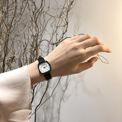 Han Feng simple chic Square simple Belt Literature&Art retro hundred Bian temperament watches A couple of Men&Women
Han Feng simple chic Square simple Belt Literature&Art retro hundred Bian temperament watches A couple of Men&Women