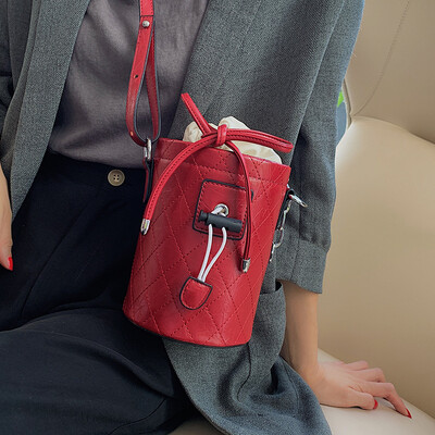 Small fragrance rhombic chain bag female 2019 new Korean version of the fashion senior sense of the ocean shoulder shoulder bucket bucket bag
Small fragrance rhombic chain bag female 2019 new Korean version of the fashion senior sense of the ocean shoulder shoulder bucket bucket bag