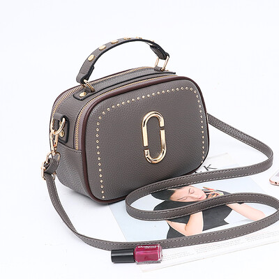 Womens new fashion Korean version of Joker personality bag shoulder Messenger bag girl
Womens new fashion Korean version of Joker personality bag shoulder Messenger bag girl