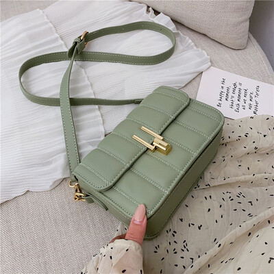 Small bag female new Korean version of the wild shoulder bag fashion lock buckle small square bag tide
Small bag female new Korean version of the wild shoulder bag fashion lock buckle small square bag tide
