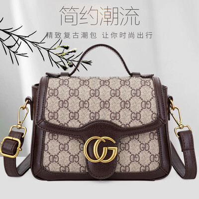 Small square bag female new fashion tide letter handbag casual printing waterproof shoulder slung female bag
Small square bag female new fashion tide letter handbag casual printing waterproof shoulder slung female bag