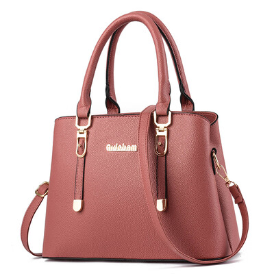 A womans handbag is simple in the atmosphere A hundred shoulder bags are slanted with a mothers bag
A womans handbag is simple in the atmosphere A hundred shoulder bags are slanted with a mothers bag