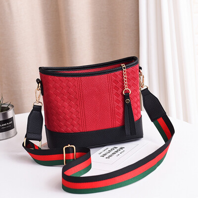 New fashionable broadband bag for vagrant ladies with one shoulder&inclined bag Korean version of Xiaoxiang lady bag&100 b
New fashionable broadband bag for vagrant ladies with one shoulder&inclined bag Korean version of Xiaoxiang lady bag&100 b