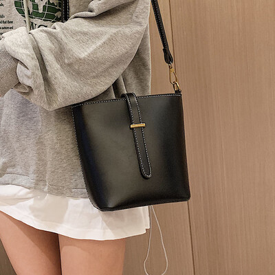 Bucket bag female 2019 new Korean version of the girl simple versatile shoulder bag fashion student retro Messenger bag
Bucket bag female 2019 new Korean version of the girl simple versatile shoulder bag fashion student retro Messenger bag