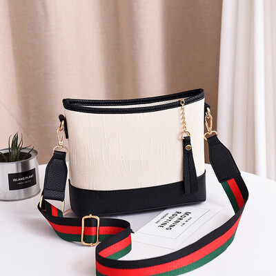 New fashionable broadband bag for vagrant ladies with one shoulder&inclined bag Korean version of Xiaoxiang lady bag&100 b
New fashionable broadband bag for vagrant ladies with one shoulder&inclined bag Korean version of Xiaoxiang lady bag&100 b