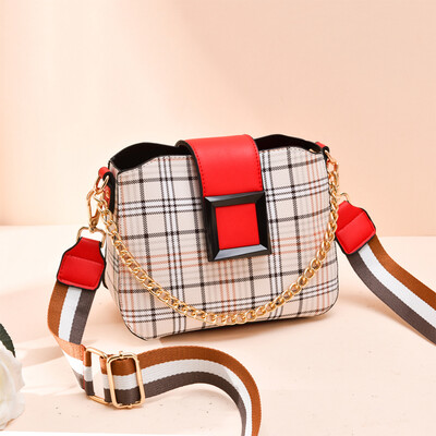 On the new ladies summer fashion Joker Korean tide shoulder Messenger bag chain small square bag
On the new ladies summer fashion Joker Korean tide shoulder Messenger bag chain small square bag