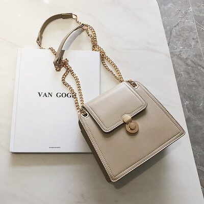 On the new small bag women 2019 new fashion lock shoulder chain slung small square bag Joker ins Super Fire Pack
On the new small bag women 2019 new fashion lock shoulder chain slung small square bag Joker ins Super Fire Pack