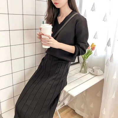 Knit sweater ladies two-piece suit small fragrance solid color long-sleeved V-neck slimming temperament sweater&skirt suit
Knit sweater ladies two-piece suit small fragrance solid color long-sleeved V-neck slimming temperament sweater&skirt suit