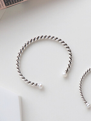 ONICE 925 Sterling Silver Bangle with Twist Design accented with Cultured Pearl WQZ001
ONICE 925 Sterling Silver Bangle with Twist Design accented with Cultured Pearl WQZ001