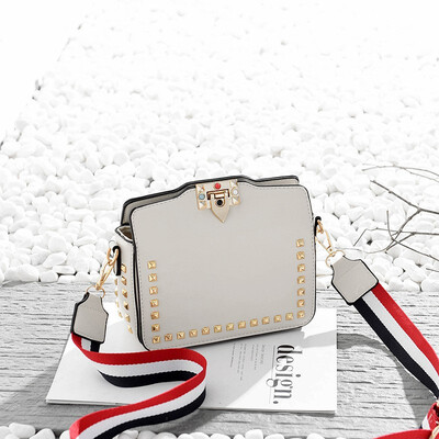 2018 fashion Studs closure PU leather Wide strap designer Luxury brand shoulder bag woman Clutch hand bag
2018 fashion Studs closure PU leather Wide strap designer Luxury brand shoulder bag woman Clutch hand bag