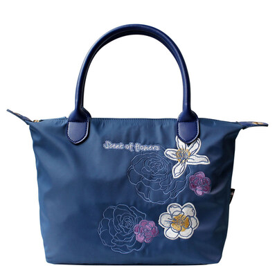 Flower princess flower flower aroma embroidery art Messenger Messenger Oxford spinning canvas nylon leisure handbags 1702TXT003 blue
Flower princess flower flower aroma embroidery art Messenger Messenger Oxford spinning canvas nylon leisure handbags 1702TXT003 blue