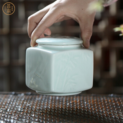 Changnan ceramic tea pots Jingdezhen tea storage sealed cylinder portable travel tea box small gentleman cans
Changnan ceramic tea pots Jingdezhen tea storage sealed cylinder portable travel tea box small gentleman cans