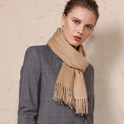 Chuhe TRUE HER cashmere scarf ladies autumn&winter thick warm scarf European&American fashion popular gift box packaging light luxury left bank series hazelnut brown
Chuhe TRUE HER cashmere scarf ladies autumn&winter thick warm scarf European&American fashion popular gift box packaging light luxury left bank series hazelnut brown