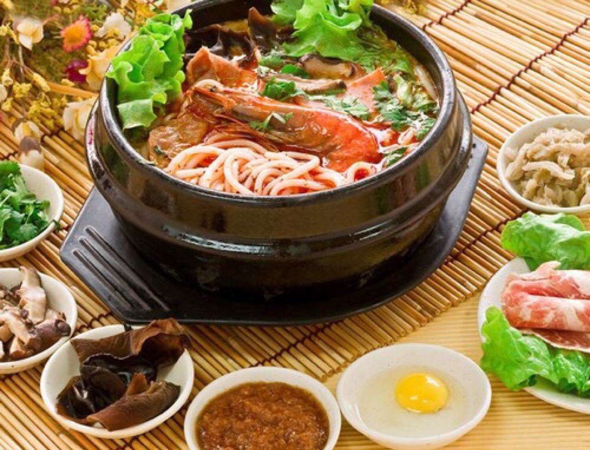 昆明南站:到处都是风景,过桥米线,汽锅鸡等美食众多.