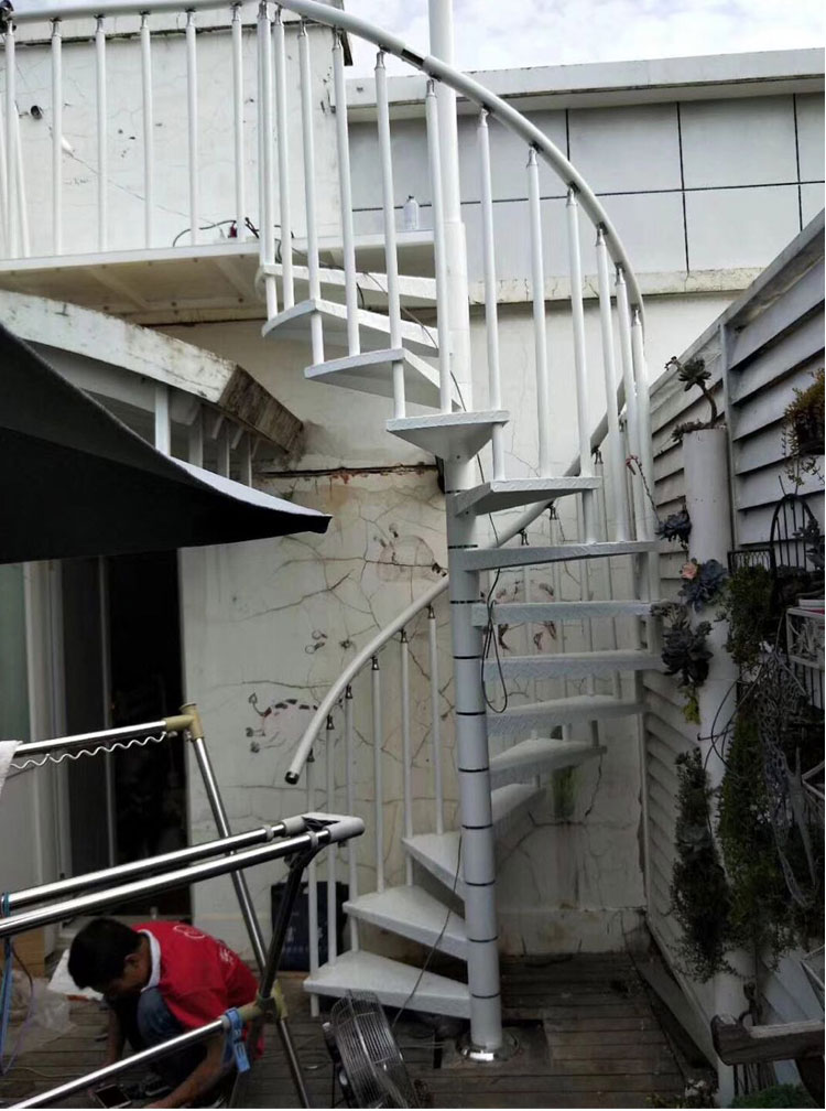 楼梯上阁楼用室内加厚龙骨户外阳台楼梯防滑板铁踏步加厚扶手护栏定制