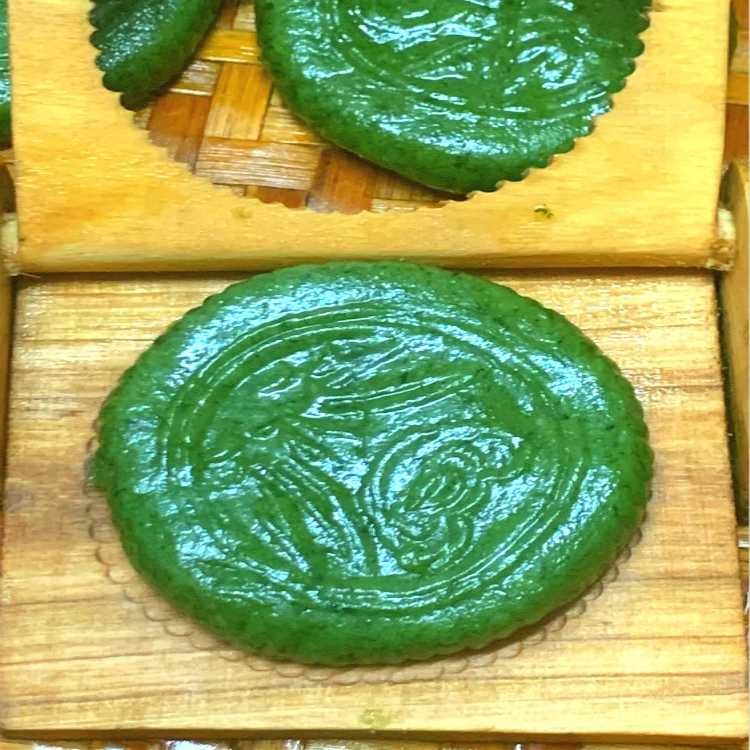 做好的艾粿看起来是青绿色的.