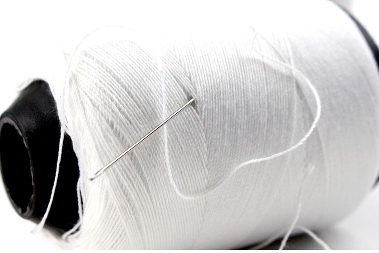 缝纫线家用手工针线白色粗线 黑线手缝线涤纶线 缝棉被子线 红色一卷