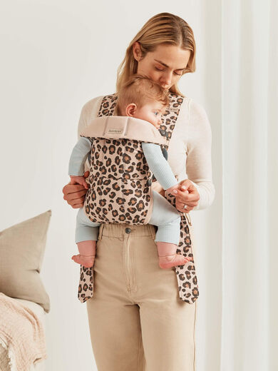 BabyBjrn Mini Baby Strap Cotton Beige/Leopard Print 1 Pack BabyBjrn Mini Baby Strap Cotton Beige/Leopard Print 1 Pack
