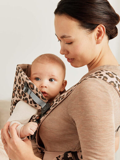 BabyBjrn Mini Baby Strap Cotton Beige/Leopard Print 1 Pack BabyBjrn Mini Baby Strap Cotton Beige/Leopard Print 1 Pack