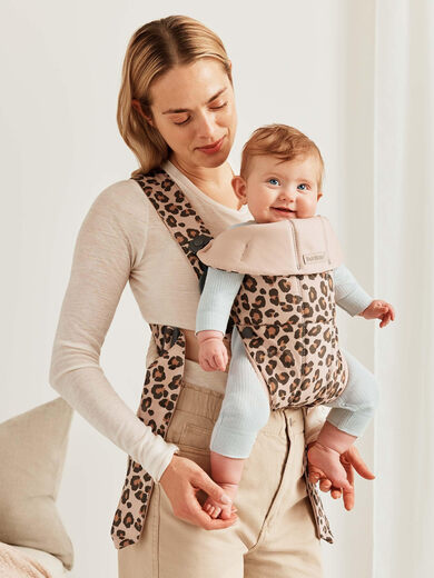 BabyBjrn Mini Baby Strap Cotton Beige/Leopard Print 1 Pack BabyBjrn Mini Baby Strap Cotton Beige/Leopard Print 1 Pack