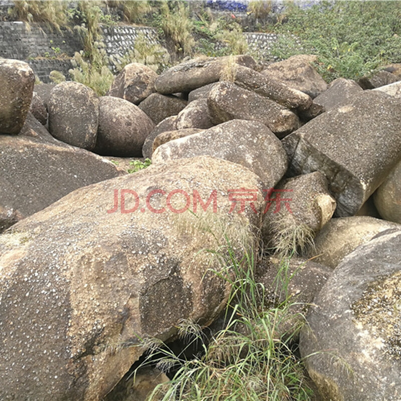 花岗岩原石一宗（大约1.5万吨），石头形状各异、大小不一