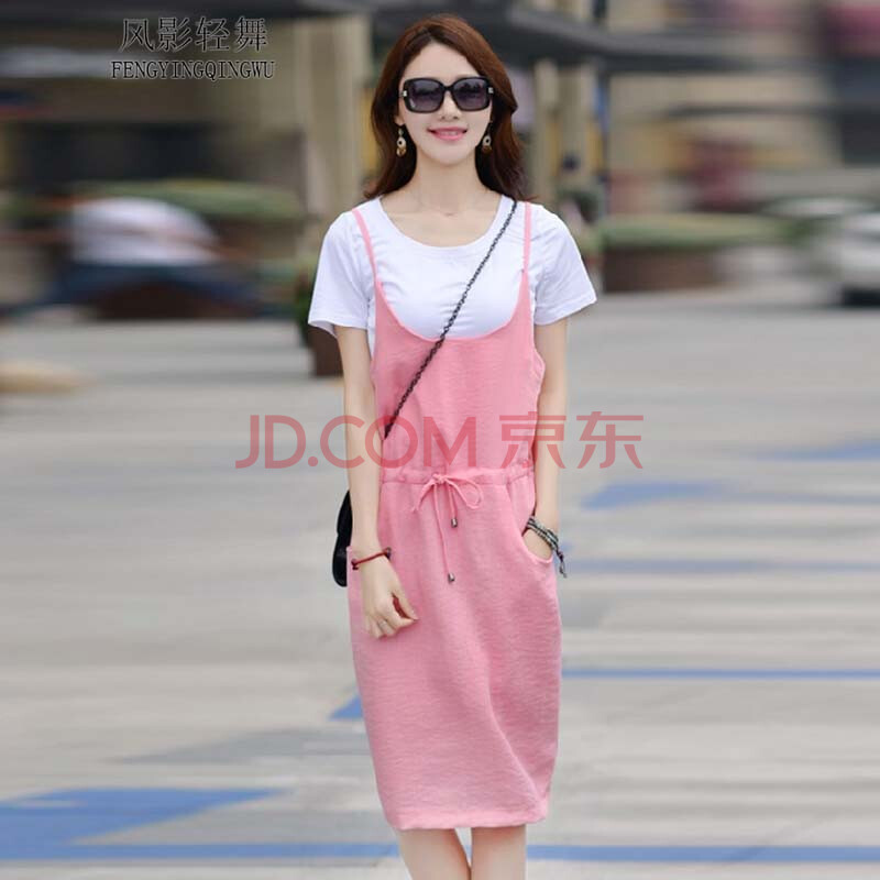 粉色背带裙配甚么T恤好看