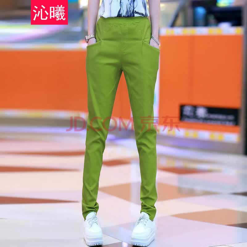 军绿色休闲多兜女裤子配什么上衣和鞋子?