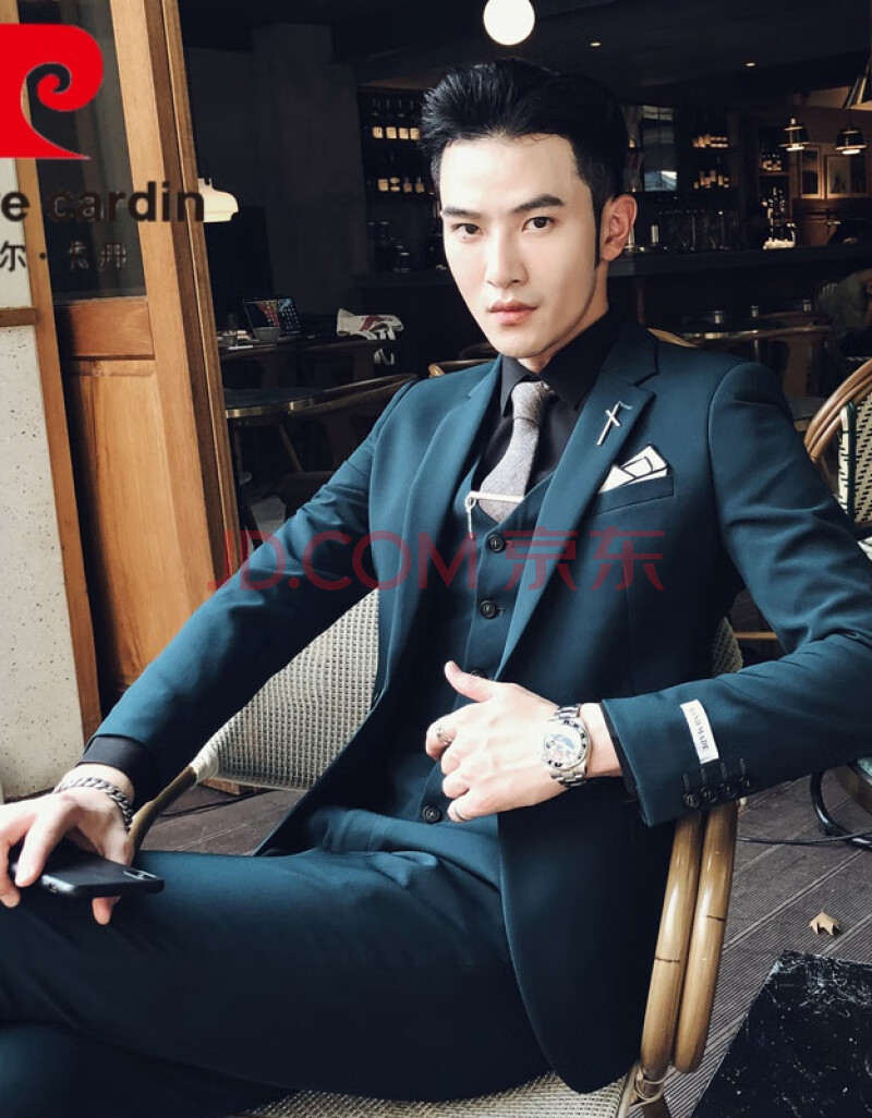 图片2021新图片人物男,背景图2021新款帅哥 皮尔卡丹正装男 一套墨绿色西装男痞帅2021新款春秋修身韩版商务西服